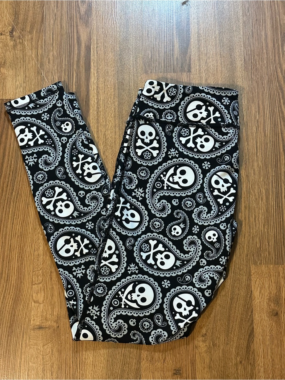 Loudmouth Golf Shiver Me Timbers Black & White Skull Paisley Leggings